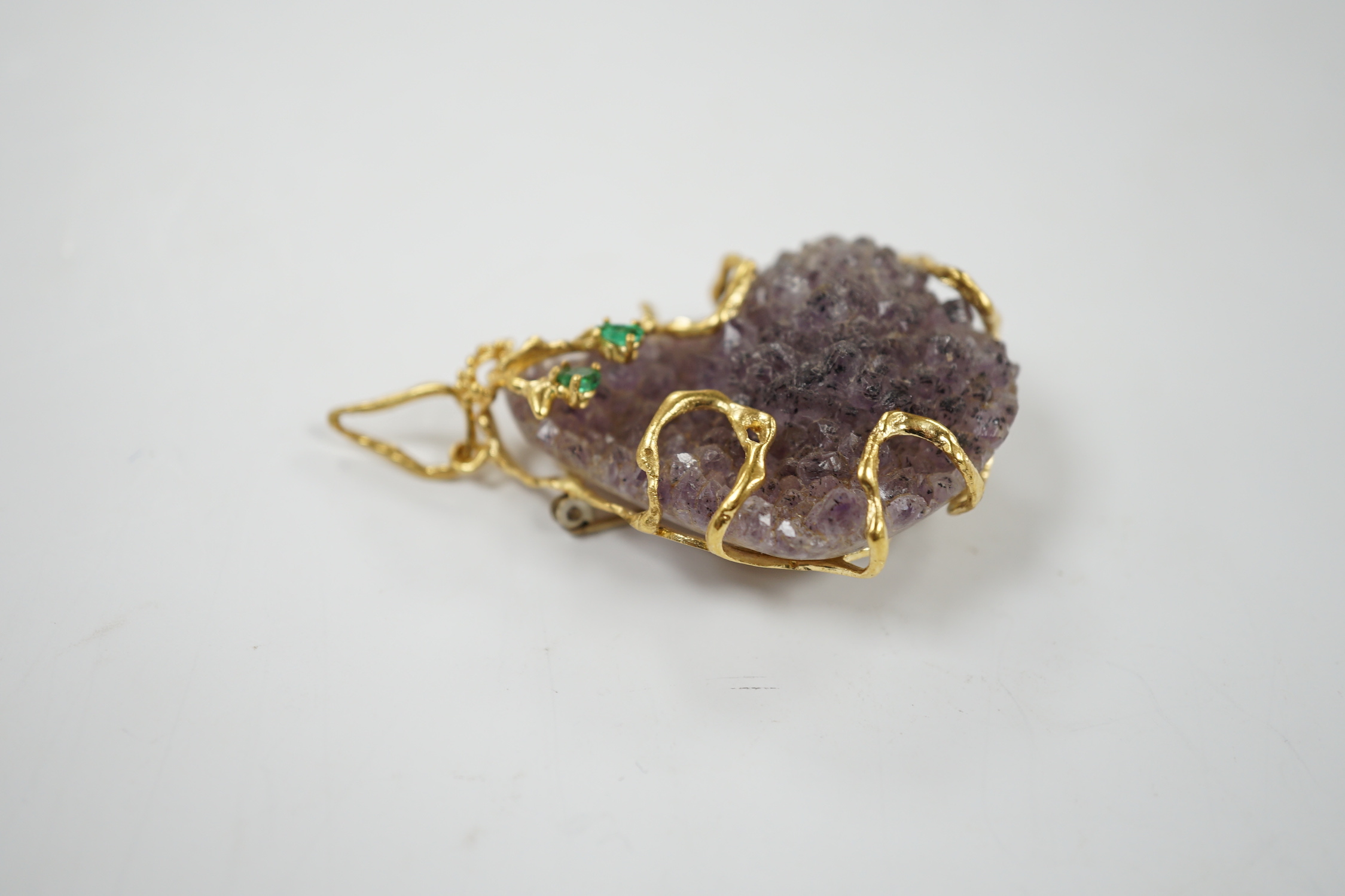 A 20th century Italian 750 yellow metal and two stone emerald mounted amethyst geode pendant brooch, overall 57mm.